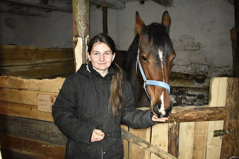 Chovatelka koní Eva Foukalová našla v Srbcích nový domov pro svou rodinu i zvířata.