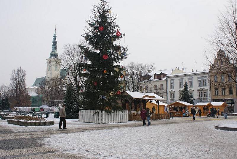 Desítku stylových dřevěných stánků na náměstí při vánočních trzích doprovázejí další jejich ne moc vkusní igelitoví kolegové 