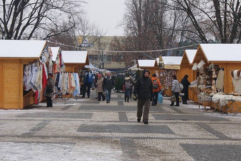 Desítku stylových dřevěných stánků na náměstí při vánočních trzích doprovázejí další jejich ne moc vkusní igelitoví kolegové 