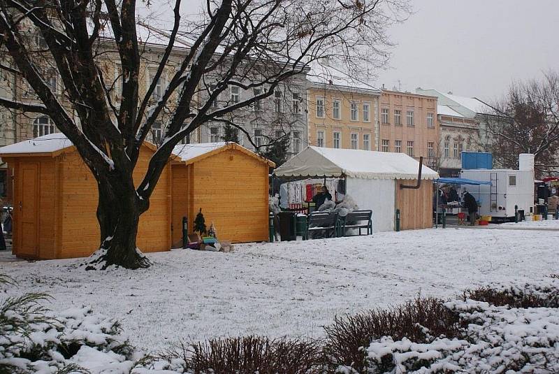 Desítku stylových dřevěných stánků na náměstí při vánočních trzích doprovázejí další jejich ne moc vkusní igelitoví kolegové 