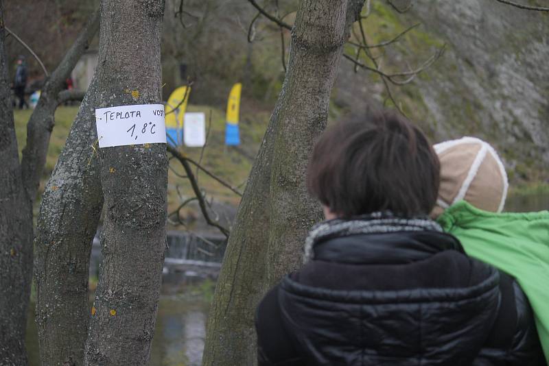 Vánoční koupel ve výpusti plumlovské přehrady v Mostkovicích