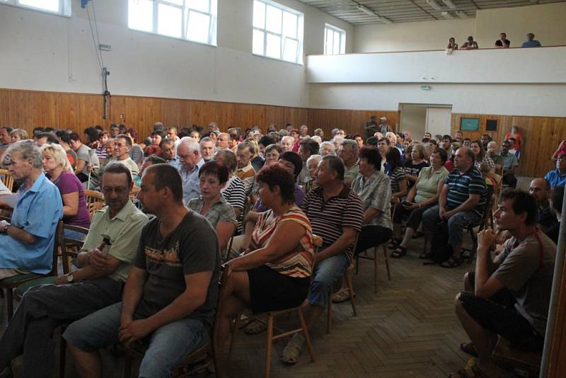 Mimořádné jednání dobromilického zastupitelstva k problémům s místními Romy