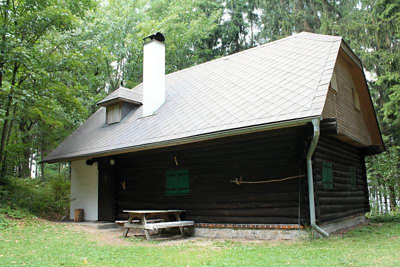 Himmlerka. Někdejší lovecká chata v lesích nad Milkovem nedaleko Bouzova