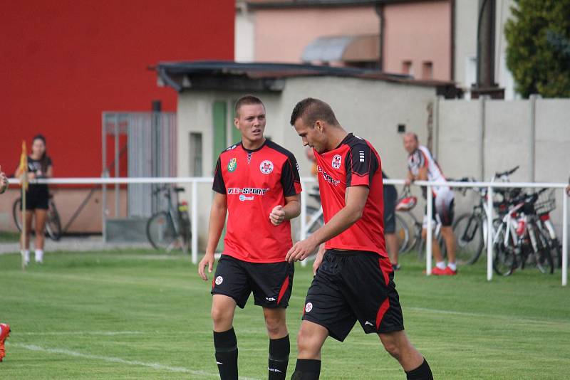 Fotbalisté Kostelce (v červeném) prohráli s Čechovicemi po penaltách.