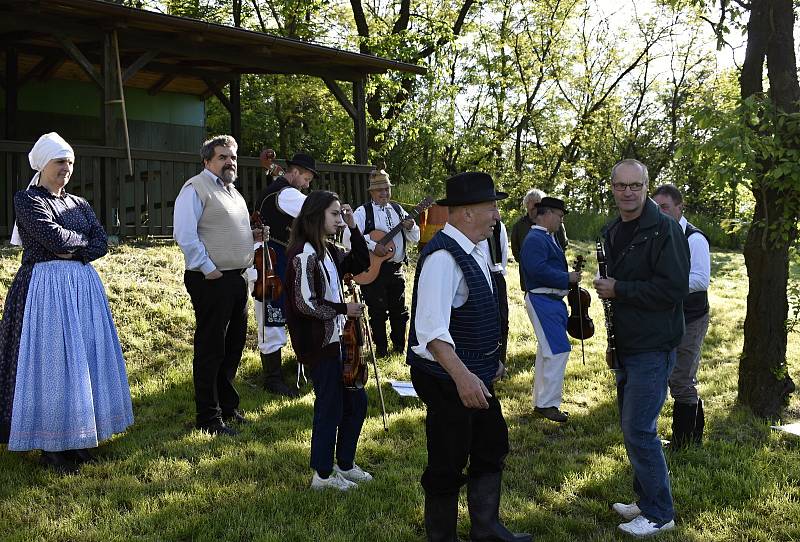 Parta pivínských recesistů si při tradičním sečení trávy zazpívala i zatančila. 29.5. 2021