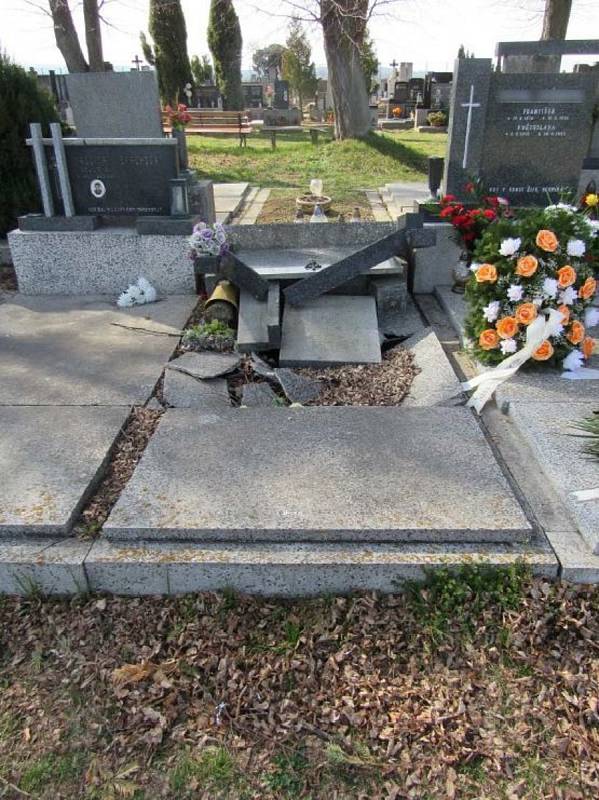 Na hřbitově v Plumlově došlo k poškození hrobů