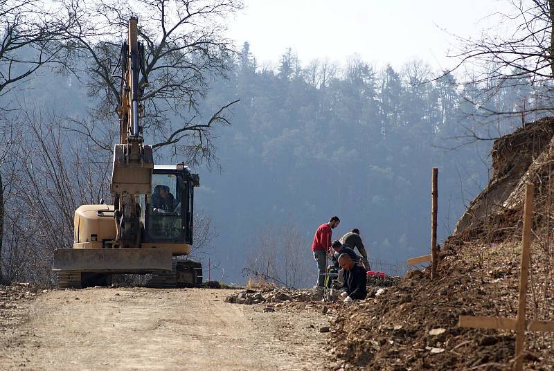 Stavba cyklostezky podél severního břehu plumlovské přehrady - 18. 3. 2020 - budování gabionových stěn