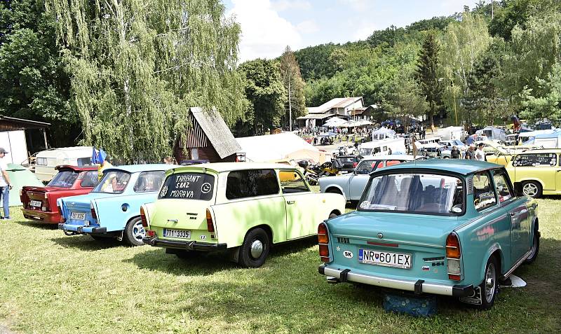 Majitelé nesmrtelných východoněmeckých vozidel se sešli o víkendu v plumlovském kempu Žralok. 2.7. 2022