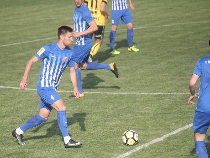 Fotbalisté Prostějova (v modrém) porazili Petřkovice 3:1