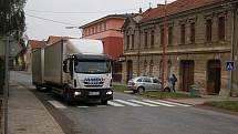 Kamiony se vyhýbají zpoplatněné dálnici a jezdí po staré „brněnské“ silnici přes Brodek u Prostějova. Místní si stěžují na hluk, prach a popraskané zdi