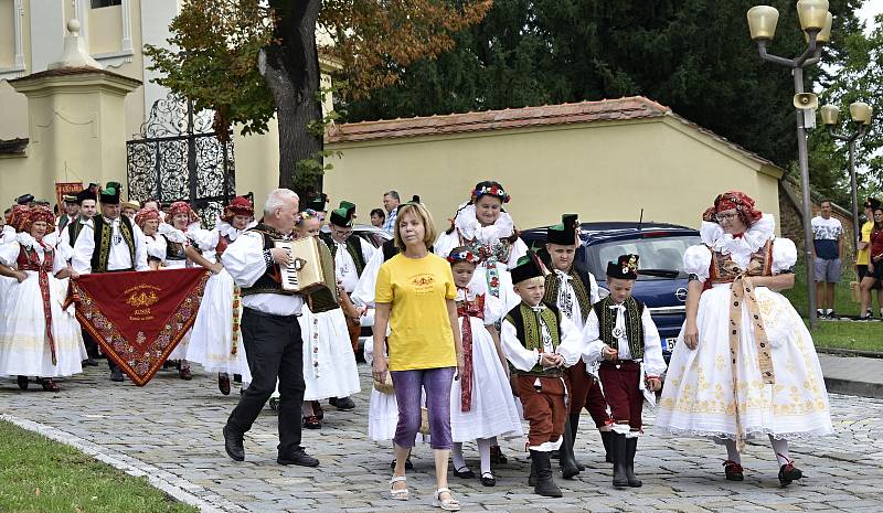 Krojovaným průvodem zahájili Hanáci z folklórního souboru Kosíř oslavy svých čtyřicátin i kostelecké hody. 27.8. 22