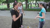 Prostějovští studenti připravili na náměstí Spojenců pro kolemjdoucí překvapení: pasování svých mladších spolužáků na čtvrťáky.
