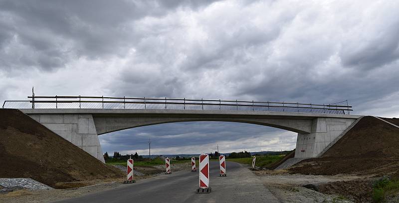 Most na cyklostezce spojující Prostějov se Smržicemi by měl být zprovozněn v polovině června 2021.