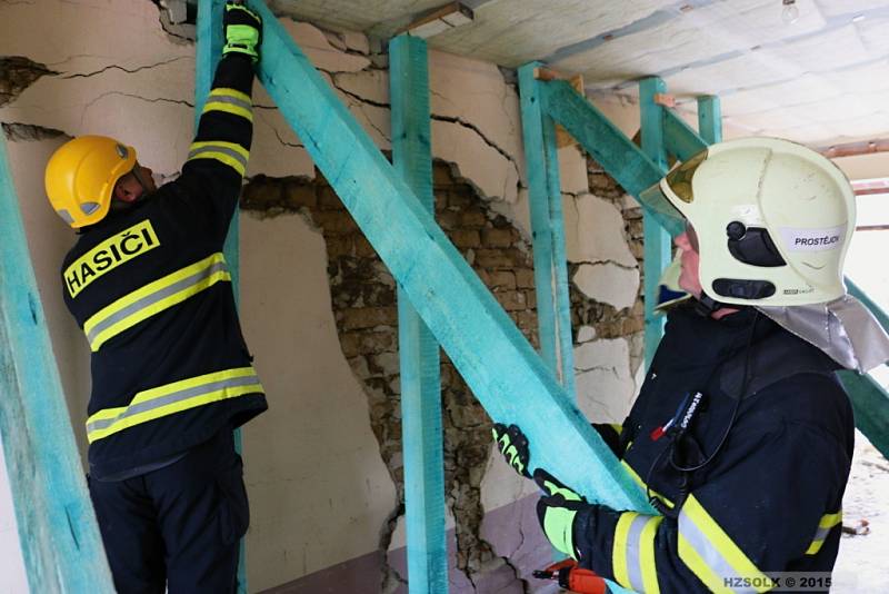 Zásah hasičů u sesunutí štítové stěny rodinného domku ve Štětovicích na Prostějovsku