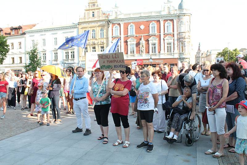 Demonstrace proti Andreji Babišovi na náměstí T. G. Masaryka v Prostějově - 11. 6. 2019