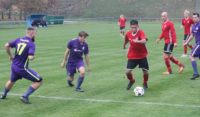 Mohelničtí fotbalisté (ve fialovém) vyhráli v posledním utkání podzimu v Kralicích 6:1.