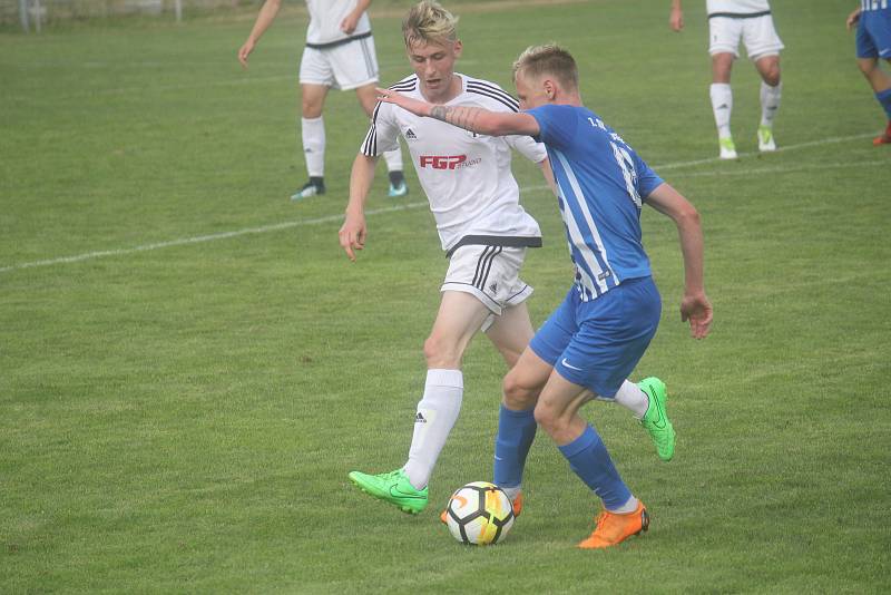 Fotbalisté Prostějova (v modrém) oslavili postup do druhé ligy výhrou 4:2 nad HFK Olomouc.