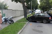 Nezabrzděná škodovka se samovolně rozjela směrem k ulici Rudé armády v Plumlově a narazila do projíždějícího motorkáře.