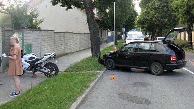 Nezabrzděná škodovka se samovolně rozjela směrem k ulici Rudé armády v Plumlově a narazila do projíždějícího motorkáře.
