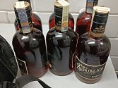 Značkový rum za více než pět tisíc korun si chtěli odnést zloději z prostějovského supermarketu.