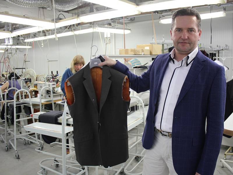 Pro novou bondovku Spectre šila prostějovská oděvní firma osmnáct obleků a šest sak