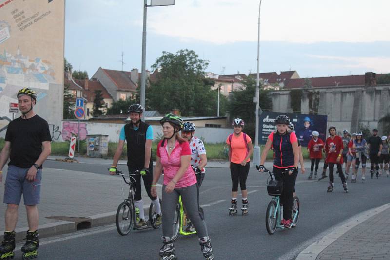 Obnovená tradice. Na sto třicet bruslařů vyrazilo v pátek večer do prostějovských ulic.