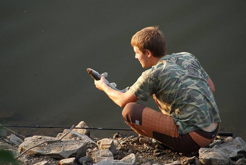 Poloprázdná přehrada láká v babím létu k procházkám 