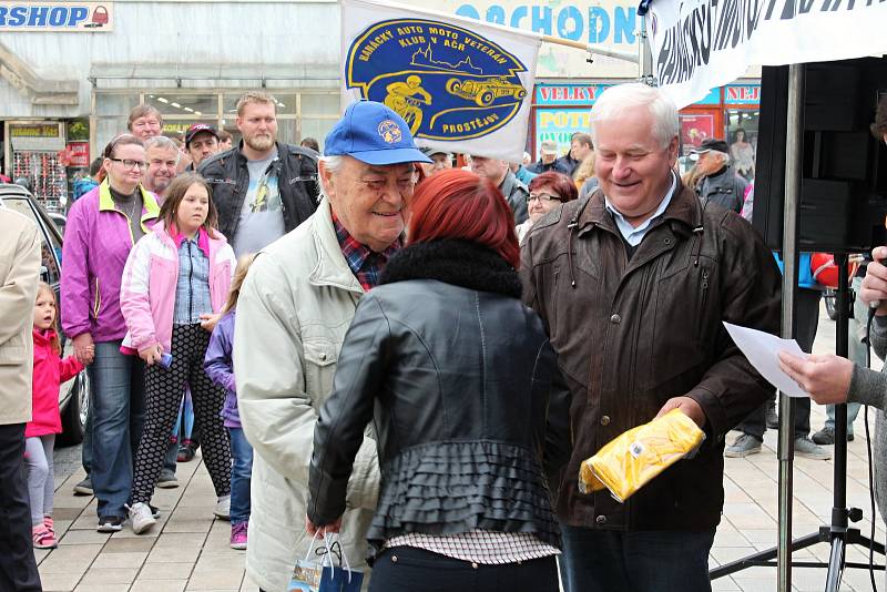 Historické motorky a auta projížděly Prostějovem. 12.5. 2019