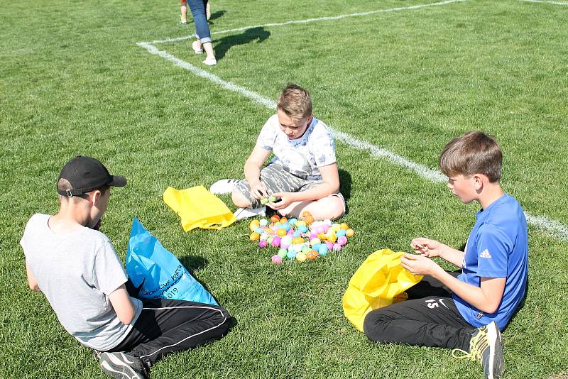 Stovky dětí se bavily na Velikonočním festivalu ve sběru vajíček, fotbalové hřiště Čechovice. 22.4. 2019