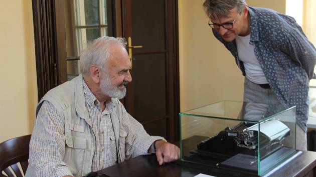 Zdeněk a Jan Svěrákovi obdivují starý psací stroj, na němž Zdeněk Svěrák roky psával.