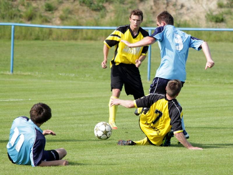 Kraličtí fotbalisté (ve žlutém) se rozloučili s domácím publikem gólovou přestřelkou s Ústím. Kralice zvítězily jasně 5:3 a pokračují ve šňůře bez proher.