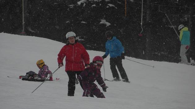 Mírnější mráz ale taky husté sněžení přivítalo v neděli lyžaře v Kladkách.