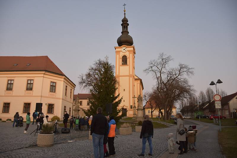 Rozsvícení vánočního stromu v Nezamyslicích 2019