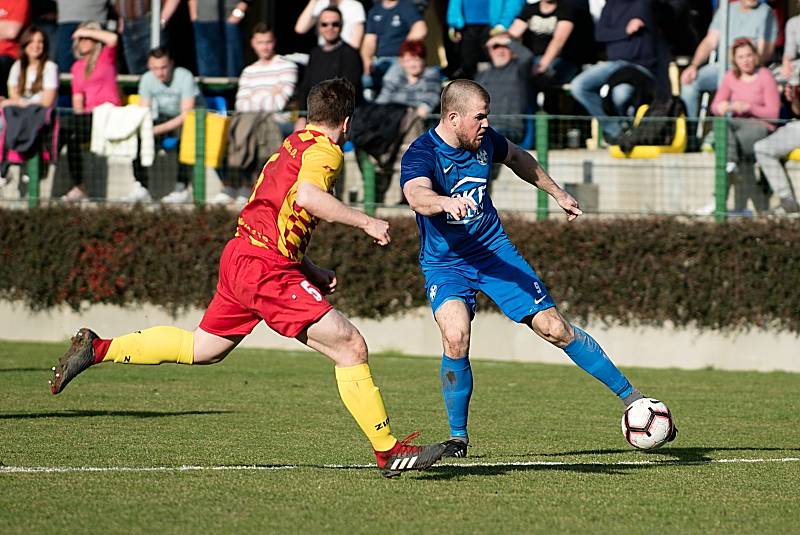 Fotbalisté FK Kozlovice (v nových modrých dresech) proti 1. BFK Frýdlant nad Ostravicí.