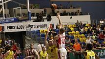 Basketbalisté Olomoucka (ve žlutém) porazili ve 2. zápase čtvrtfinále Pardubice 102:91.