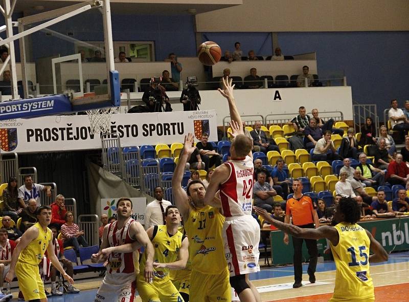 Basketbalisté Olomoucka (ve žlutém) porazili ve 2. zápase čtvrtfinále Pardubice 102:91.