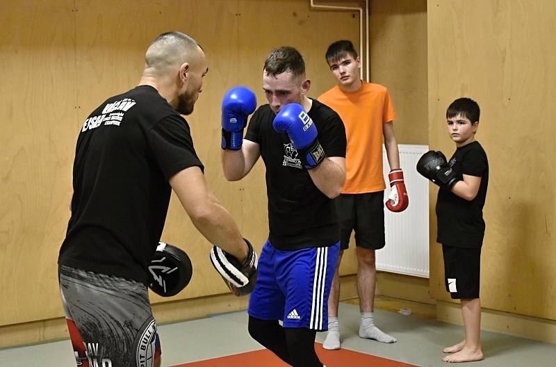Tělocvičnu na Vápenici navštívili profesionální boxeři Václav Pejsar a Pavel Albrecht, kteří předávali své zkušenosti mladým sportovcům z Prostějova.