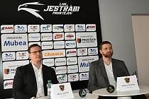 Čtvrtfinále play off je za dveřmi. Plány Jestřábů prozradili hlavní kouč Martin Janeček (vlevo) a kapitán Matouš Venkrbec. 4. března 2024