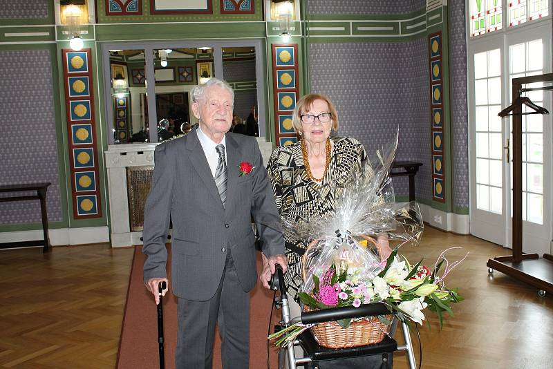 Manželé Novákovi obnovili na prostějovské radnici svůj manželský slib po 75 letech