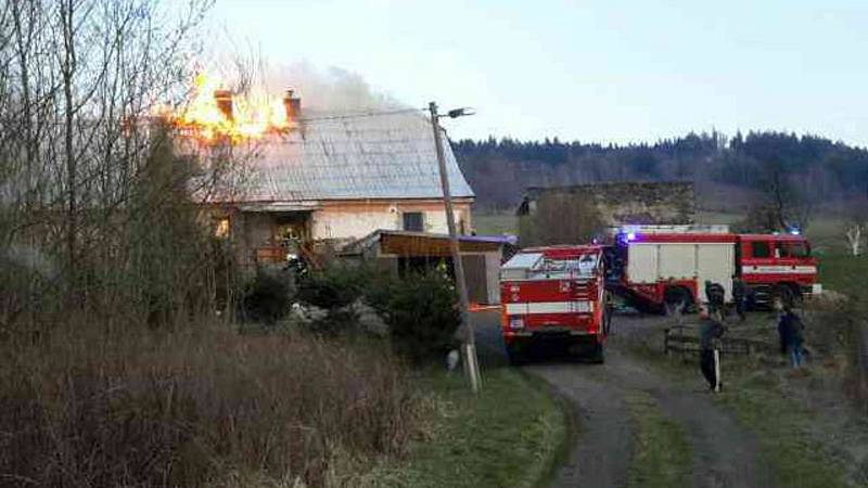 Rodině v Bělé pod Pradědem zničil požár dům.