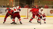 Hokejisté Prostějova (v červeném) v úvodním kole druhé hokejové ligy porazili Opavu 8:6. 