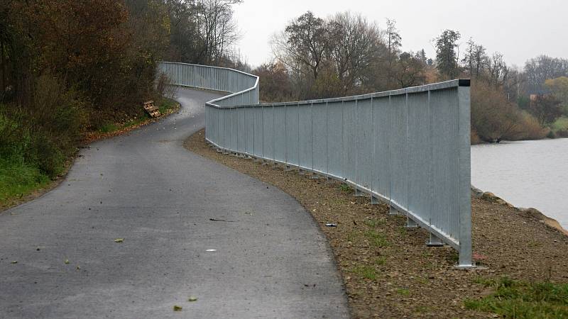 Stavba cyklostezky podél severního břehu plumlovské přehrady - 16. 11. 2020 - nové zábradlí a dopravní značení