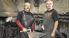 Umělecké kovářství Stawaritsch je známé po celé republice. Řemeslo převzali po svém otci Alfrédovi synové Ivo (vlevo) a Milan. 7.8. 2021