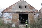 Hasiči vyjížděli v úterý ráno ke stodole v Doloplazích na Prostějovsku, ze střechy, která nedávno hořela, se teď valil dým.  