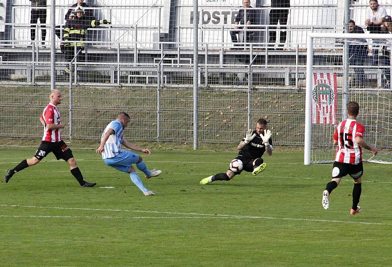 Fotbalisté Prostějova (v bílo-modrém) porazili Žižkov 2:1.