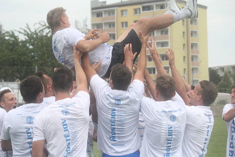 Fotbalisté Prostějova (v modrém) oslavili postup do druhé ligy výhrou 4:2 nad HFK Olomouc.