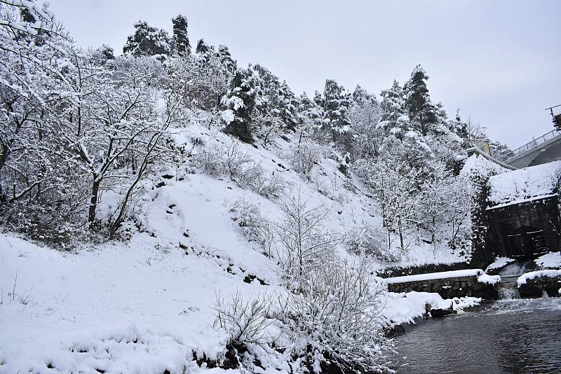 Úchvatné scenérie nabízí zasněžené okolí plumlovské přehrady. 10.12. 2021