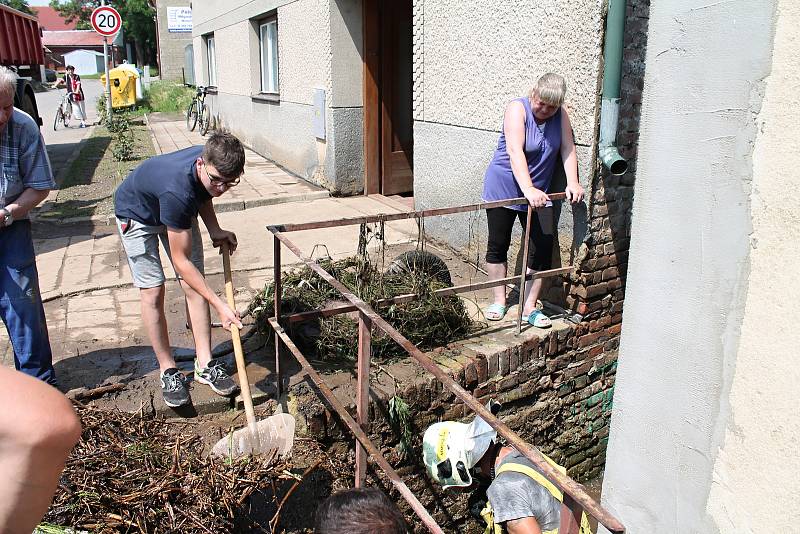 V Němčicích se vylila z břehů Žlebůvka a zaplavila na třicet domů. 14.6. 2019