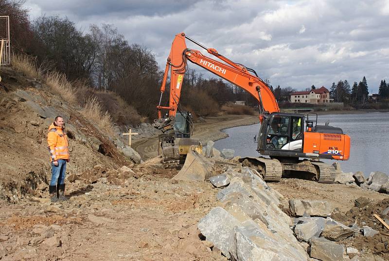 Výstavba cyklostezky podél severního břehu plumlovské přehrady - 18. února 2020 - bagr buduje čtyři metry vysoký násyp (na snímku stavbyvedoucí Michal Macháček)