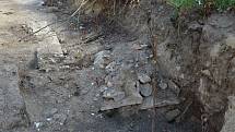 Sonda na židovském hřbitově potvrdila, že šlo o betonový obrubník.  